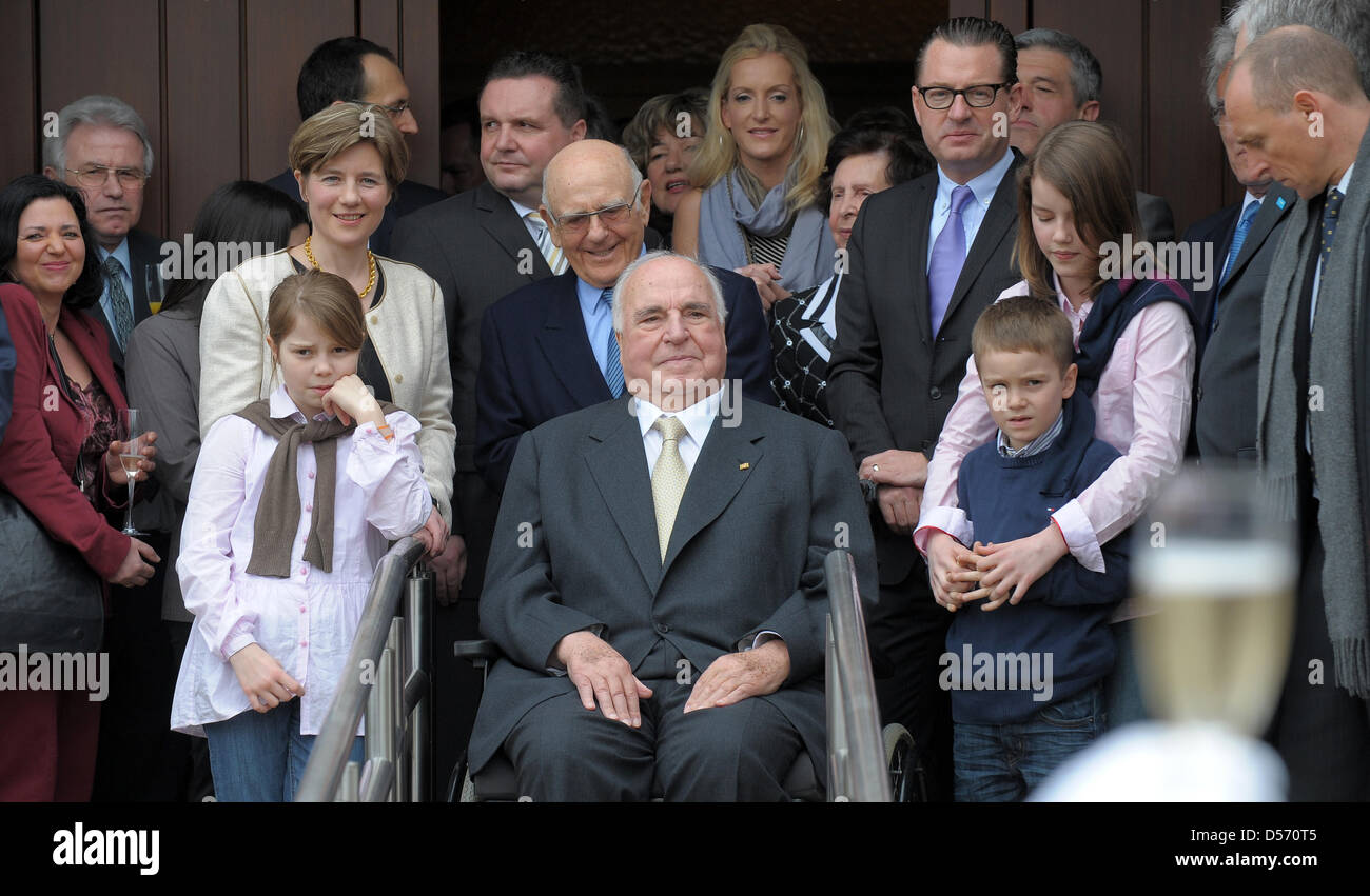 Former German chancellor Helmut Kohl (C), his wife Maike Kohl-Richter (3-L), Baden-Wuerttemberg's minister presiden Stefan Mappus (6-L), chief editor of the Bild newspaper Kai Diekmann (5-R) and his wife Katja Kessler (7-R) and other invited guests stand together at the entrance door of Kohl's house in Ludwigshafen-Oggersheim, Germany, 03 April 2010. Kohl celebrates his 80th birthd Stock Photo