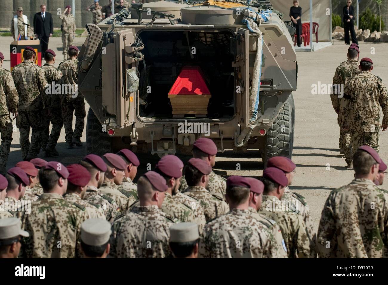 Der Sarg eines gefallenen Bundeswehrsoldaten liegt am Ostersonntag (04.04.2010) im Feldlager des Wiederaufbauteams Kundus während einer Trauerfeier in einem Transportpanzer. Zwei Tage nach den blutigen Gefechten von Kundus haben die Bundeswehrsoldaten dort Abschied von ihren drei getöteten Kameraden genommen. Noch am Sonntag sollen die Särge mit Hubschraubern und einem Militärflugz Stock Photo