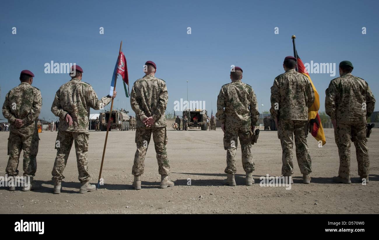 Bundeswehrsoldaten nehmen am Ostersonntag (04.04.2010) im Feldlager des Wiederaufbauteams Kundus an einer Trauerfeier für drei gefallene Kameraden teil. Zwei Tage nach den blutigen Gefechten von Kundus haben die Bundeswehrsoldaten dort Abschied von ihren drei getöteten Kameraden genommen. Noch am Sonntag sollen die Särge mit Hubschraubern und einem Militärflugzeug zunächst über Mas Stock Photo