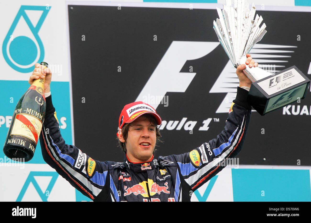 Der deutsche Formel-1-Rennfahrer Sebastian Vettel vom Team Red Bull jubelt am Sonntag (04.04.2010) nach seinem Sieg beim Formel-1-Rennen auf der Rennstrecke in Sepang bei Kuala Lumpur (Malaysia). Vettel gewinnt vor Teamkollege Webber und dem deutschen Formel-1-Rennfahrer Rosberg von Mercedes Grand Prix. Mit dem Großen Preis von Malaysia startete am Osterwochenende das dritte Rennen Stock Photo