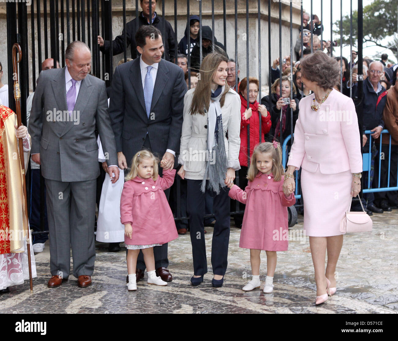 King Juan Carlos (L), Queen Sofia (R), Prince Felipe (2-L), Princess Letizia (3-R), Princess Leonor (2-R) and Princess Sofia of Spain attend an Easter Sunday church service at the cathedral in Palma Mallorca, Spain, 04 April 2010. Photo: Patrick van Katwijk Stock Photo