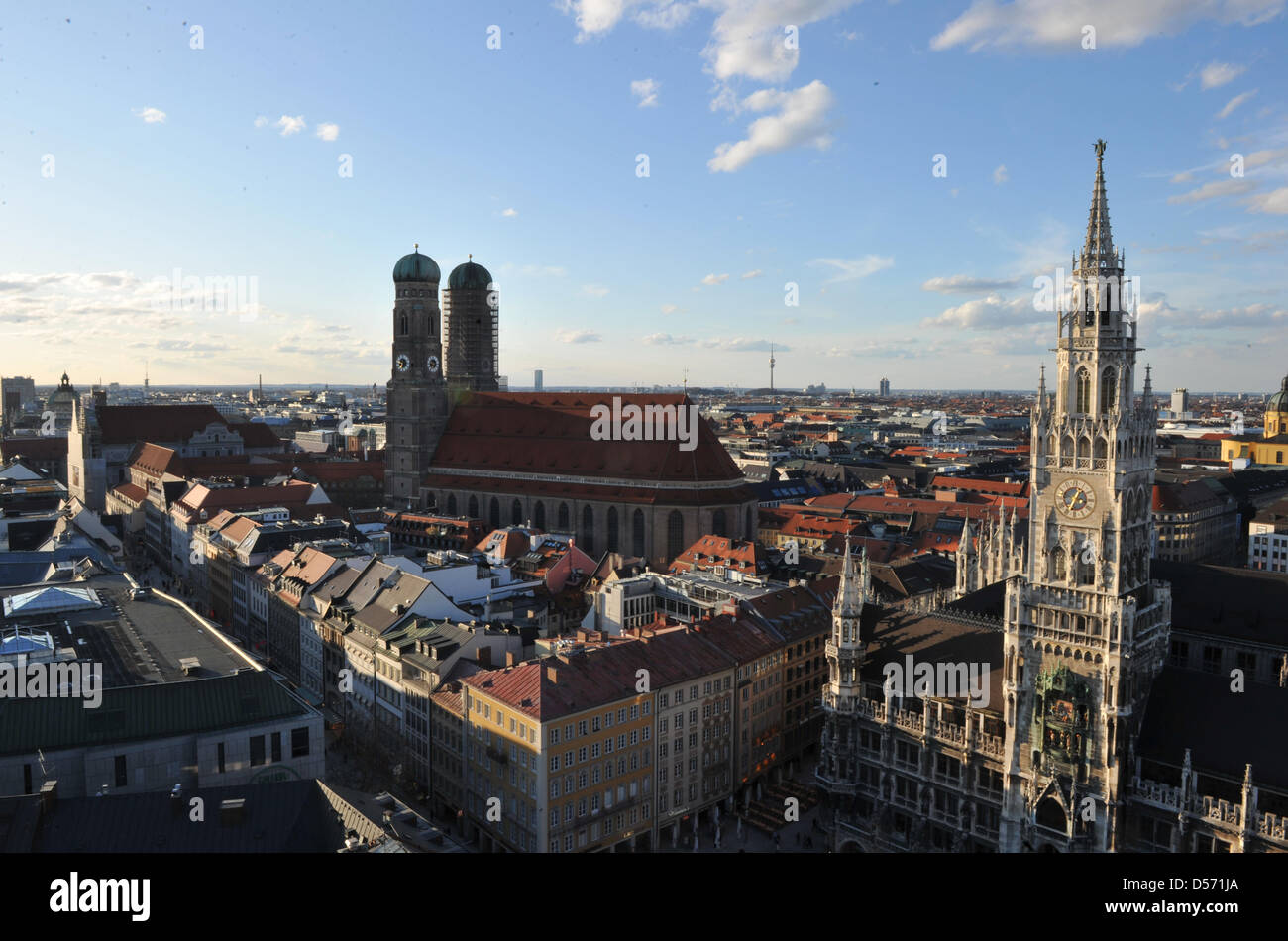 A blue sky with only very few little white clouds seen above Munich's City Hall (R) and the Church of Our Lady (C) in the Bavarian capital, Germany, 02 April 2010. Spring-like temperatures invited many citizens for a Good Friday stroll. White and blue are Bavaria's 'national' colours. Photo: Felix Hoerhager Stock Photo