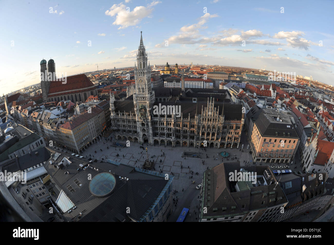 A blue sky with only very few little white clouds seen above Munich's City Hall (C) and the Church of Our Lady (L) in the Bavarian capital, Germany, 02 April 2010. Spring-like temperatures invited many citizens for a Good Friday stroll. White and blue are Bavaria's 'national' colours. Photo: Felix Hoerhager Stock Photo