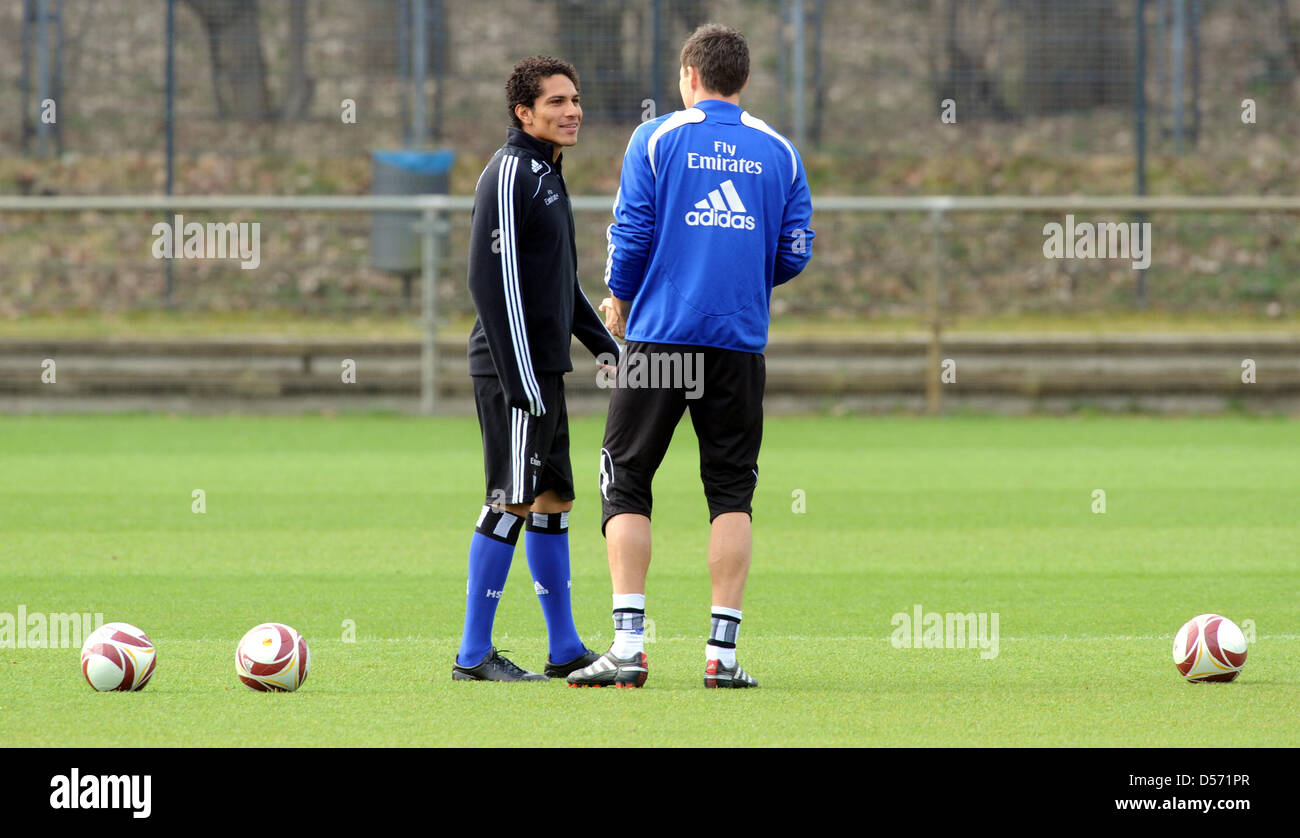 Hamburg's José Paolo Guerrero (L) talks to goalkeeper Frank Rost during a training session of German Bundesliga soccer club SV Hamburg in Hamburg, Germany, 06 April 2010. After the goalless draw in the Bundesliga match against Hanover 96 on 04 April 2010, Guerrero threw a drinking bottle in a fan's face who had provoked him before. Guerrero could be suspended by the German Football Stock Photo