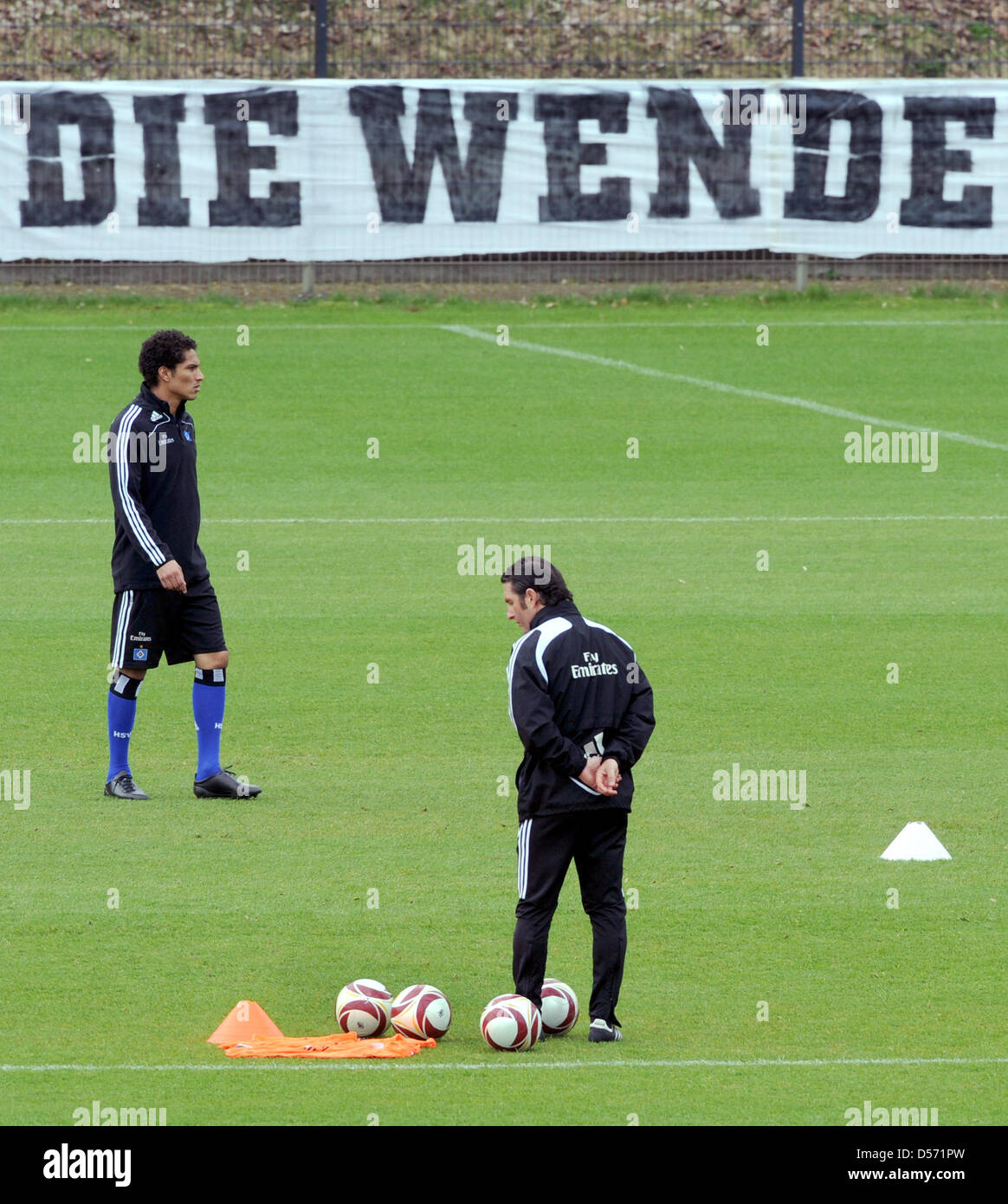 Hamburg's José Paolo Guerrero (L) and head coach Bruno Labbadia pictured during a training session of German Bundesliga soccer club SV Hamburg in Hamburg, Germany, 06 April 2010. After the goalless draw in the Bundesliga match against Hanover 96 on 04 April 2010, Guerrero threw a drinking bottle in a fan's face who had provoked him before. Guerrero could be suspended by the German  Stock Photo