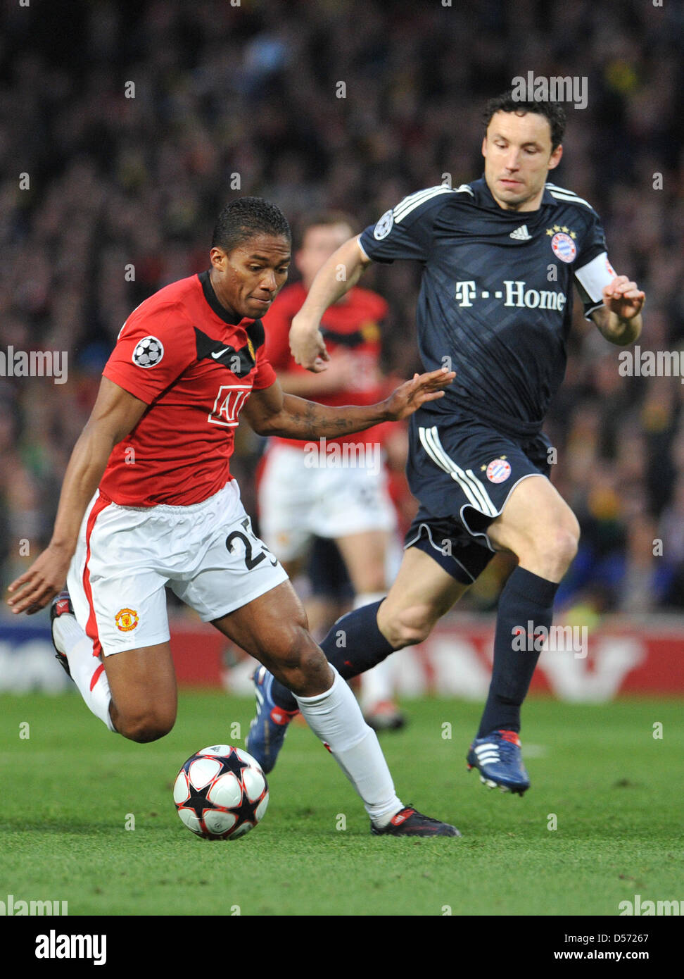 United's Antonio Valencia (L) and Munich's Mark van Bommel (R) vie for the ball during UEFA Champions League quarter-final match Manchester United vs Bayern Munich at Old Trafford stadium in Manchester, Great Britain, 07 April 2010. Manchester United won the second leg 3-2, yet Munich moves up to semi-final winning 4-4 on aggregate and away goals. Photo: ANDREAS GEBERT Stock Photo