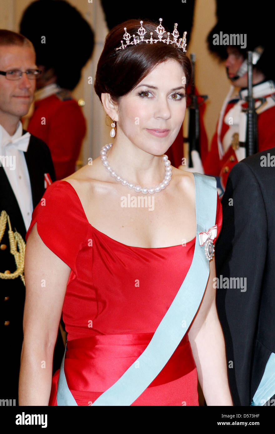 crown-princess-mary-of-denmark-arrives-for-the-official-dinner-party-D573HF.jpg