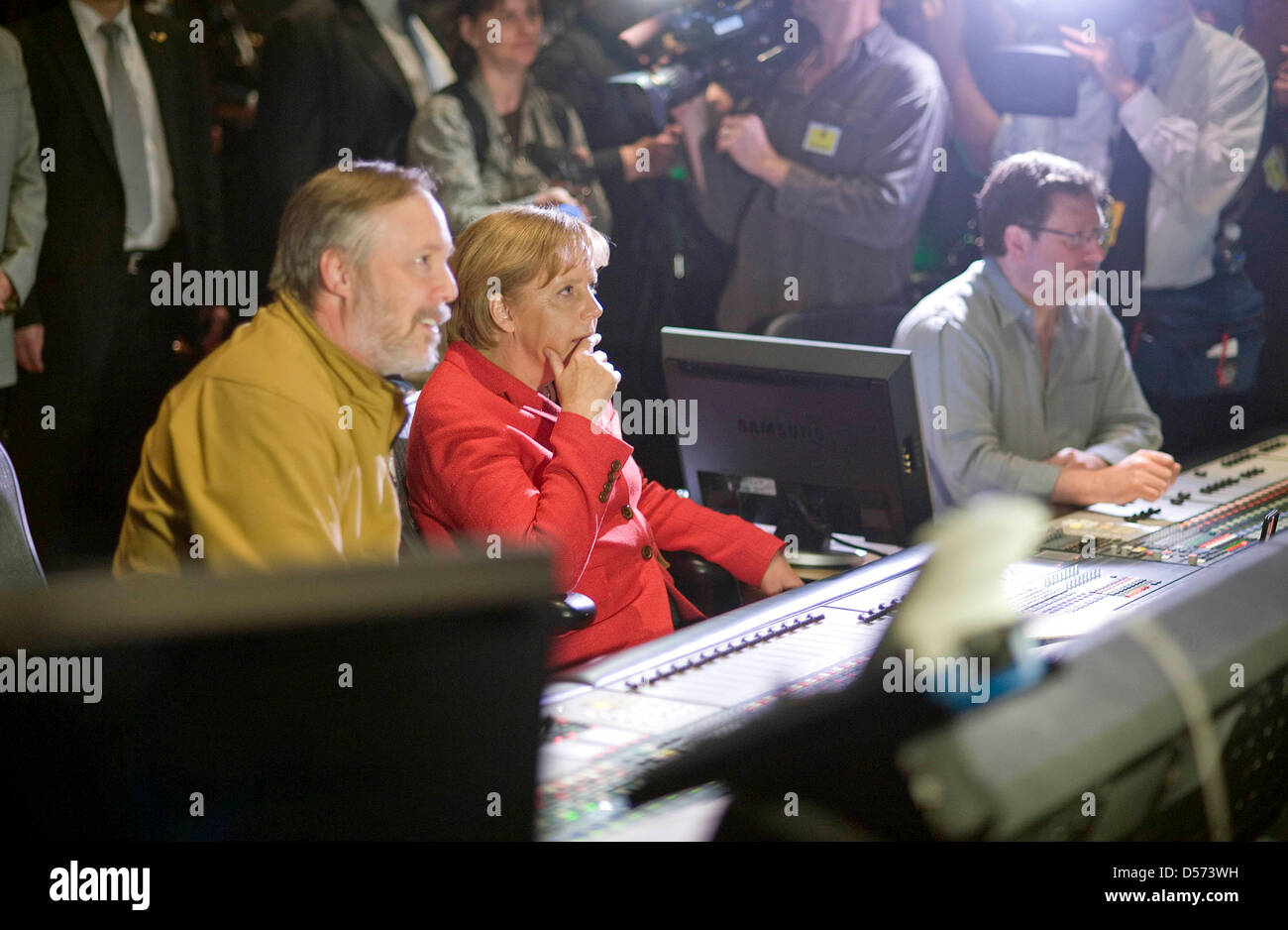 Bundeskanzlerin Angela Merkel lässt sich am 14.04.2010 auf dem Studiogelände von Warner Brothers die Postproduktion eines Kinofilms erläutern. Foto: Bundespresseamt/ Guido Bergmann Stock Photo