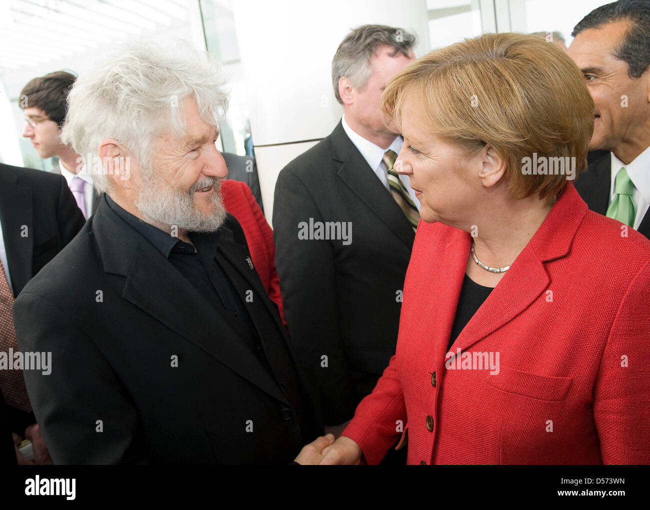 Bundeskanzlerin Angela Merkel und Opern-Regisseur Achim Freyer am 14.04.2010 bei einem Empfang auf dem Getty Center. Foto: Bundespresseamt/ Guido Bergmann Stock Photo