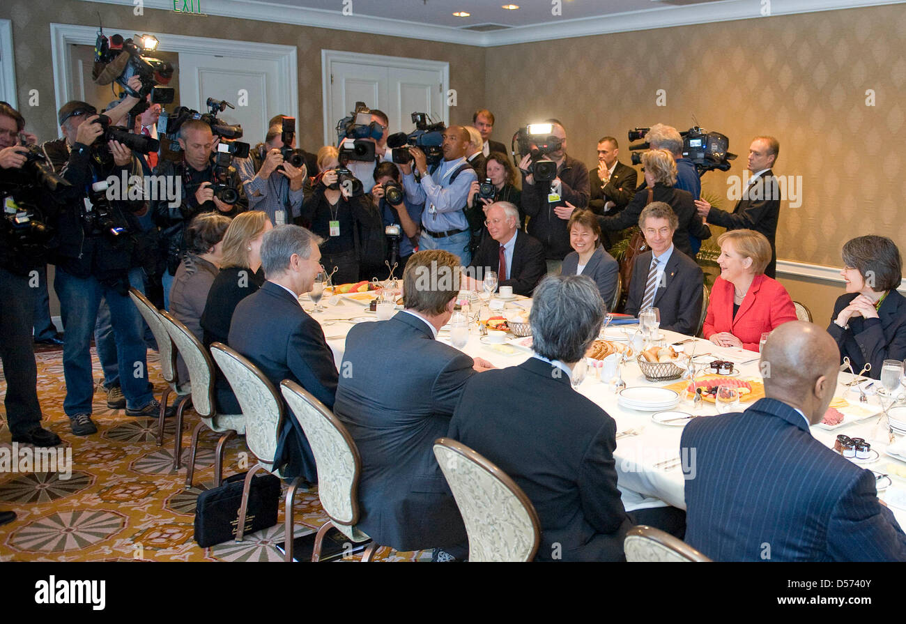 Numerous photographers and camera teams report from the joint breakfast of German Chancellor Angela Merkel (3-R) and California's governor Arnold Schwarzenegger (front C, back view) in Los Angeles, USA, 14 April 2010. Photo: Bundesregierung / Bergmann Stock Photo