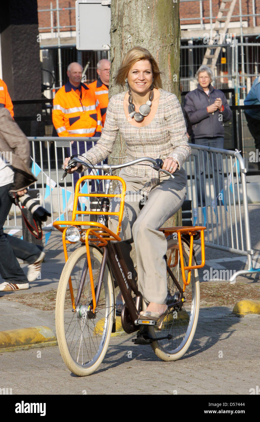 Princess Maxima of the Netherlands gives the start signal for the national bicycle exam for primary schools at De Vlieger and Jeroen Bosch school in Rosmalen, the Netherlands, 15 April 2010. Maxima arrived by bicycle to give a good example for the children. Photo: Patrick van Katwijk Stock Photo