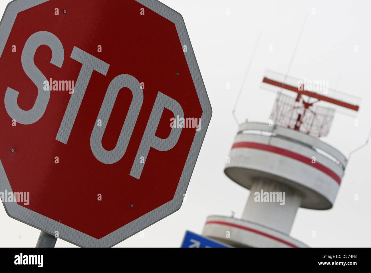 Ein Stop-Schild steht in der NŠhe des Radar-Tower am Freitag (16.04.2010) am geschlossenen Flughafen Hamburg, da der Flugverkehr wegen der Aschewolke aus Island bis Vormittags gesperrt worden ist. Der Ausbruch des islŠndischen Eyjafjalla-Vulkans hat den Flugverkehr in weiten Teilen Europas lahmgelegt. Foto: Malte Christians dpa/lno Stock Photo