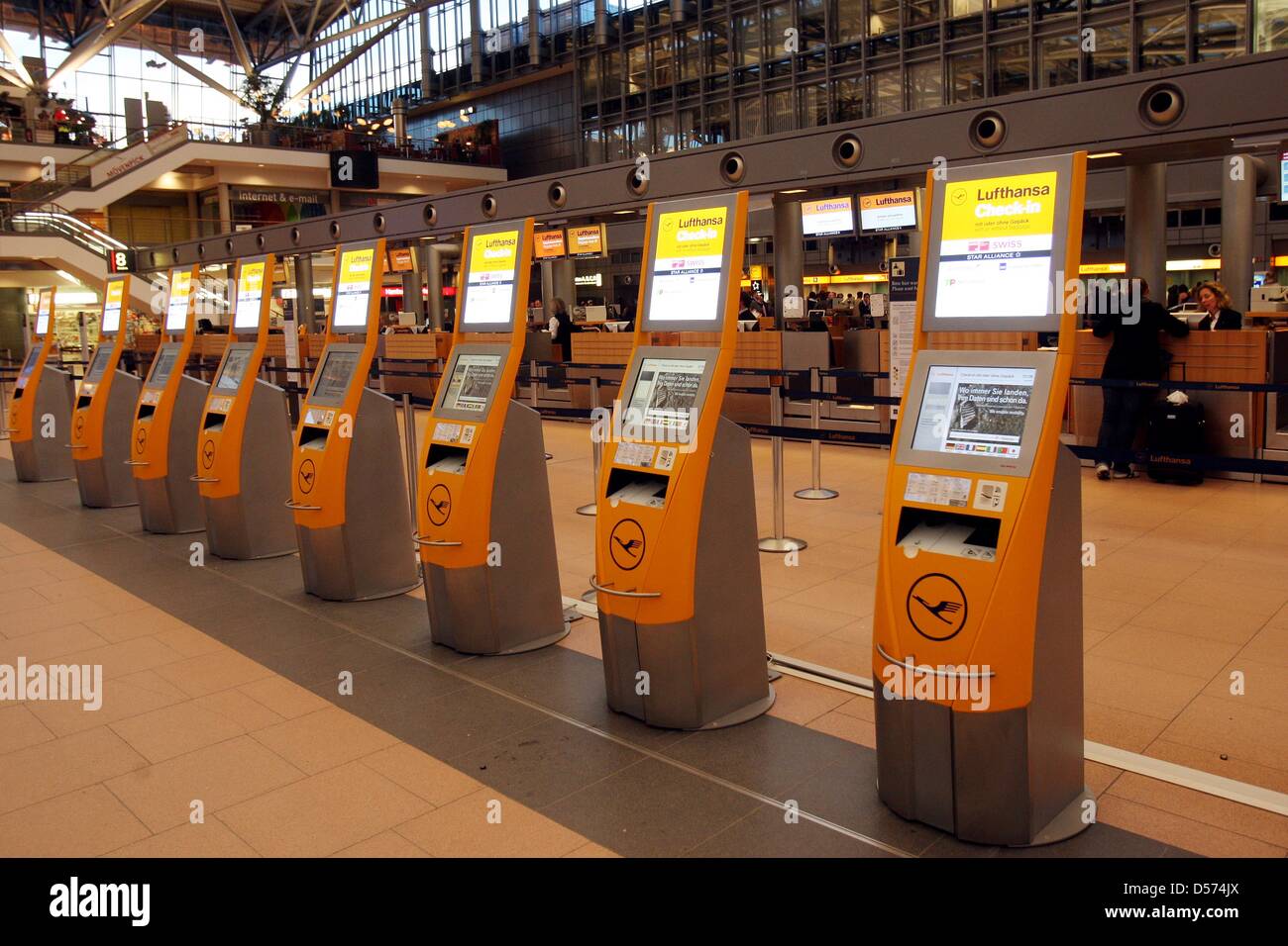 Leere check in Schalter von Lufthansa am Donnerstag (15.04.2010) am Hamburger Flughafen da der Flugverkehr am heutigen Abend eingestellt wurde. Der Ausbruch des islŠndischen Eyjafjalla-Vulkans hat den Flugverkehr in weiten Teilen Europas lahmgelegt. Am Donnerstag schlossen nach und nach zahlreiche LŠnder von Gro§britannien, Irland Ÿber Teile Frankreichs, den Niederlanden und Belgie Stock Photo