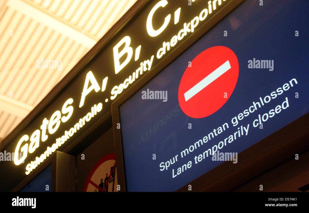 Eingang zum leeren Sicherheitskontrolle-Bereich am Donnerstag (15.04.2010) am geschlossenen Flughafen Hamburg, da der Flugverkehr wegen der Aschewolke aus Island bis Mitternacht gesperrt worden ist. Der Ausbruch des islŠndischen Eyjafjalla-Vulkans hat den Flugverkehr in weiten Teilen Europas lahmgelegt. Foto: Malte Christians dpa/lno Stock Photo