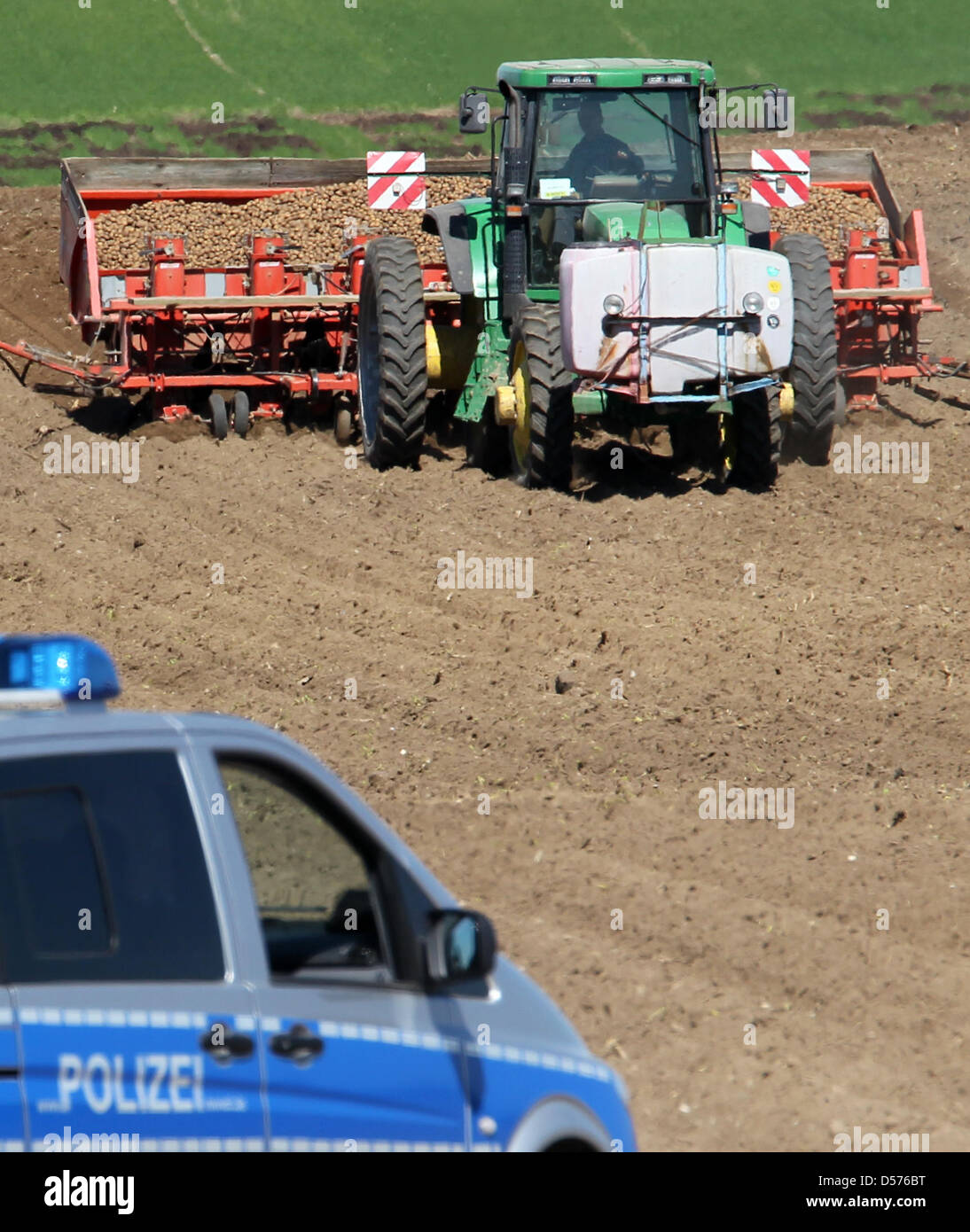 Police stands guard as farmers bed out modified 'Amflora