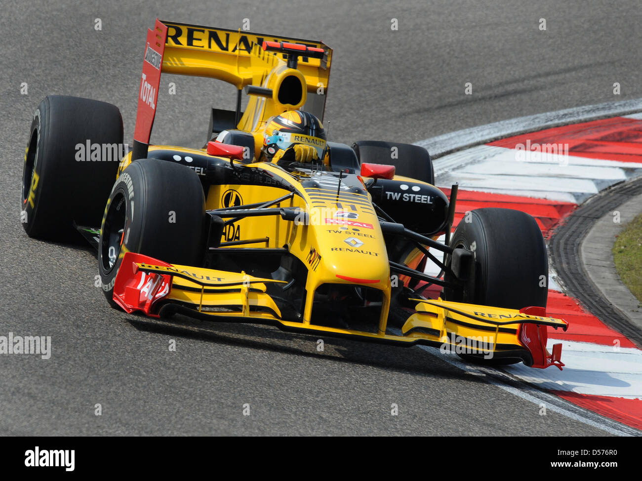 Polish Formula One driver Robert Kubica of Renault steers his race car during the qualification at Shanghai International Circuit in Shanghai, China, 17 April 2010. The Formula One Grand Prix of China took place on 18 April 2010. Photo: Peter Steffen Stock Photo