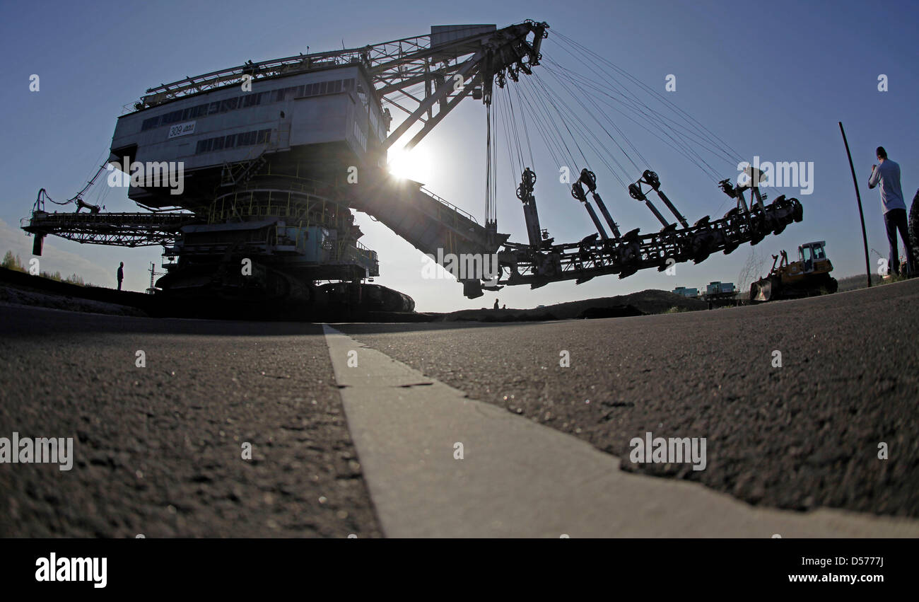 A 960-ton-heavy bucket-chain dredger crosses a street between Profen and Hohenmoelsen, Germany, 22 April 2010. The dredger is on the way to the brown coal district Schwerzau of the Profen surface mine. The dredger is 22 metres high and mines 1000 cubic metres of brown coal and waste material per hour. Photo: JAN WOITAS Stock Photo