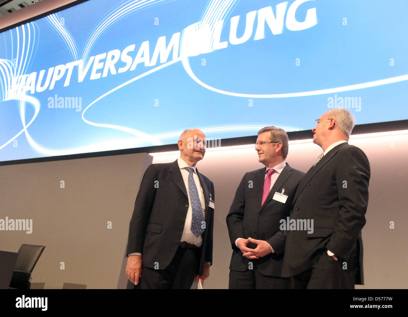 Martin Winterkorn, CEO of Volkswagen AG (L-R), talks to Ferdinand Piech, chairman of the supervisory board, and Lower Saxony's Prime Minister Christian Wulff at the company's general meeting in Hamburg, Germany, 22 April 2010. Europe's largest automaker Volkswagen increased its profits in the first quarter of 2010. The earnings after taxes increased by nearly 95 per cent to 473 mil Stock Photo