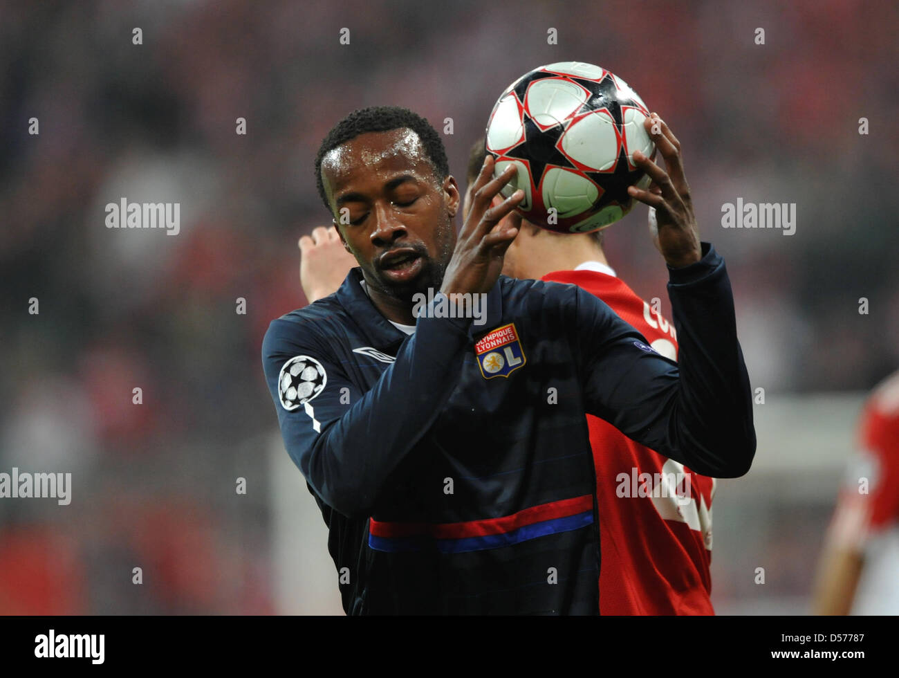 1,043 Olympique Lyonnais Sydney Govou Photos & High Res Pictures - Getty  Images