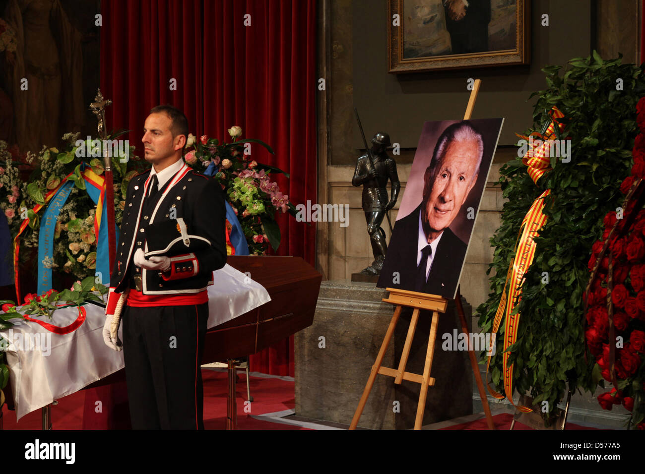 The funeral chapel of former IOC president Juan Antonio Samaranch set up at the Palau de la Generalitat in Barcelona, Spain, 22 April 2010. Samaranch, who headed the IOC from 1980 to 2001, died on 21 April at the age of 89 due to heart failure. He retired as the second-longest serving president in the history of the IOC. Photo: Nicola Mesken Stock Photo
