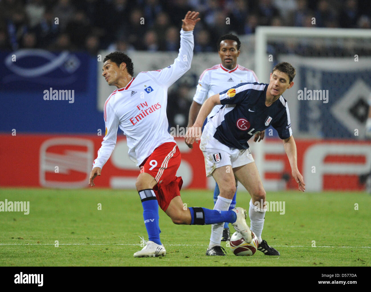 Hamburg's José Paolo Guerrero (L) and Fulham's Zoltan Gera (R) vie for the ball during the UEFA Europa League semi-final first leg match SV Hamburg vs Fulham FC at Hamburg Arena stadium in Hamburg, Germany, 22 April 2010. The match ended in a 0-0 tie. Photo: MARCUS BRANDT Stock Photo