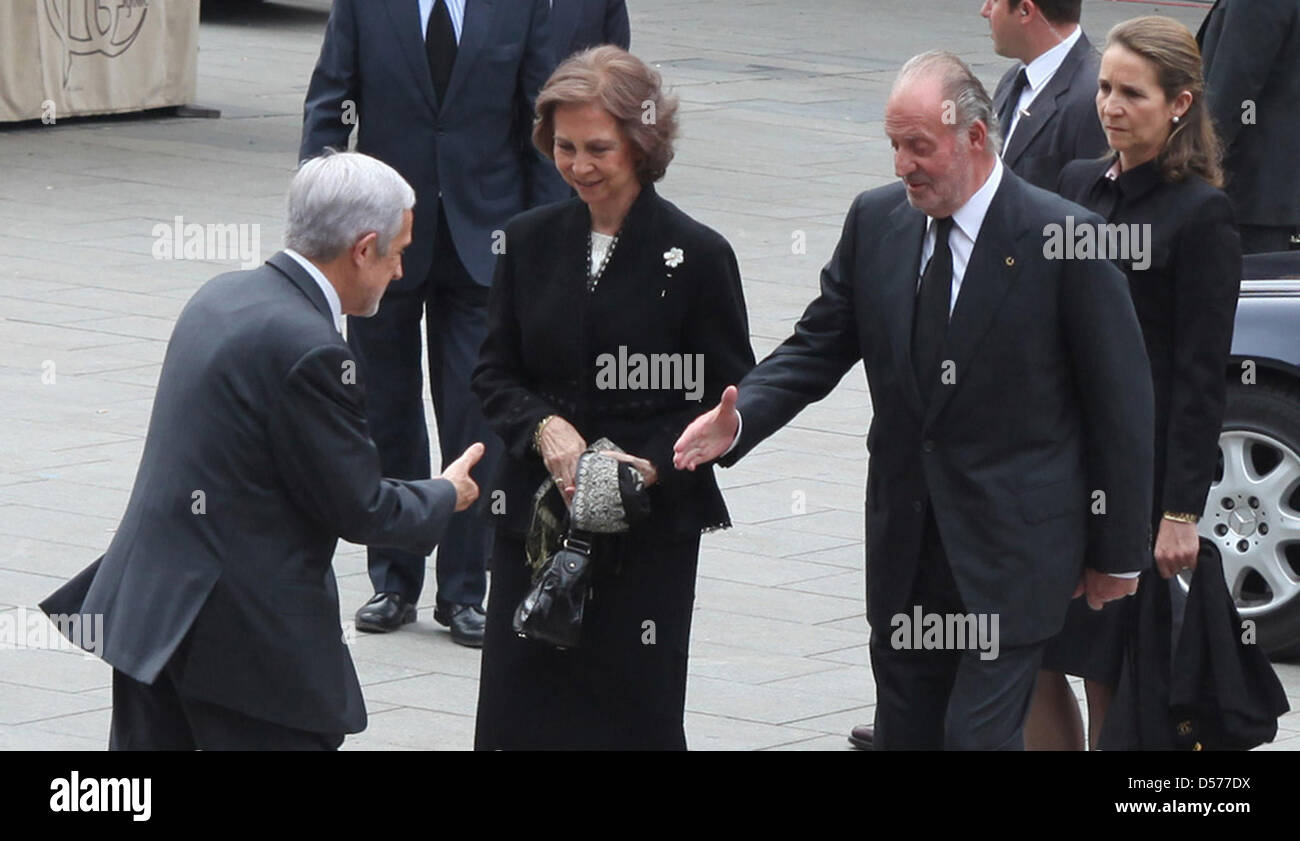 Queen Sofia of Spain (2-L), King Juan Carlos (2-R) of Spain and Infanta Cristina of Spain (R) arrive for the funeral of former IOC president Juan Antonio Samaranch set up at the Palau de la Generalitat in Barcelona, Spain, 22 April 2010. Samaranch, who headed the IOC from 1980 to 2001, died on 21 April at the age of 89 due to heart failure. He retired as the second-longest serving  Stock Photo
