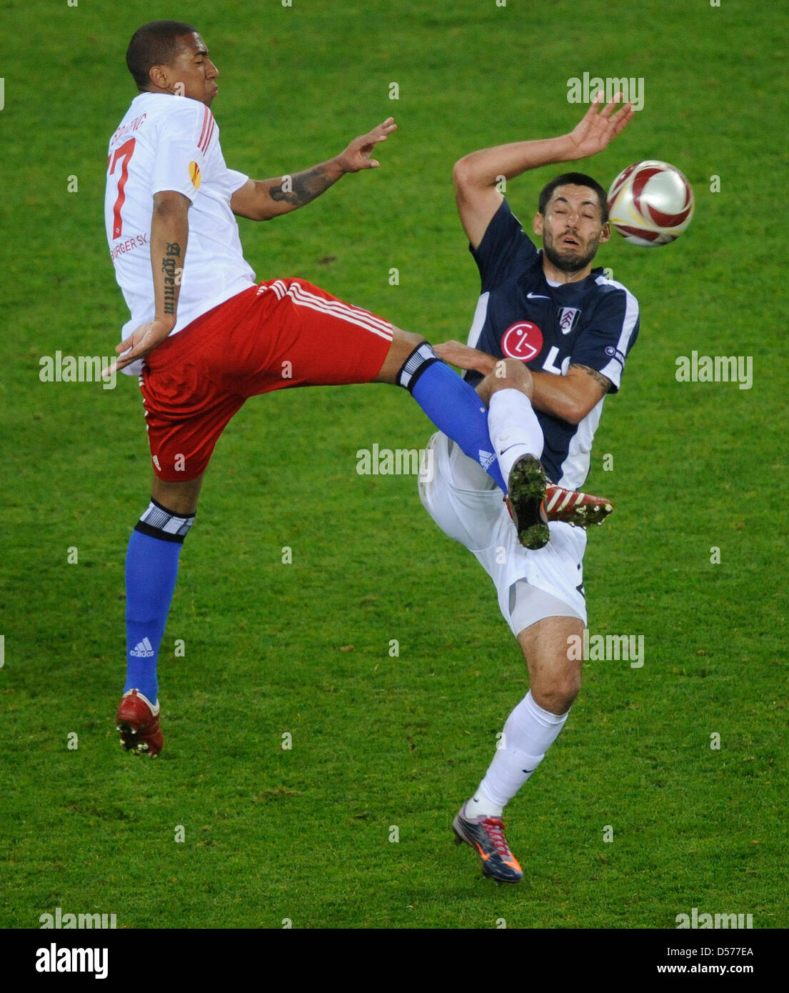 Hamburg's Jerome Boateng (L) and Fulham's Clint Dempsey vie for the ball during the UEFA Europa League semi-final first leg match SV Hamburg vs Fulham FC at Hamburg Arena stadium in Hamburg, Germany, 22 April 2010. The match ended in a 0-0 tie. Photo: FABIAN BIMMER Stock Photo