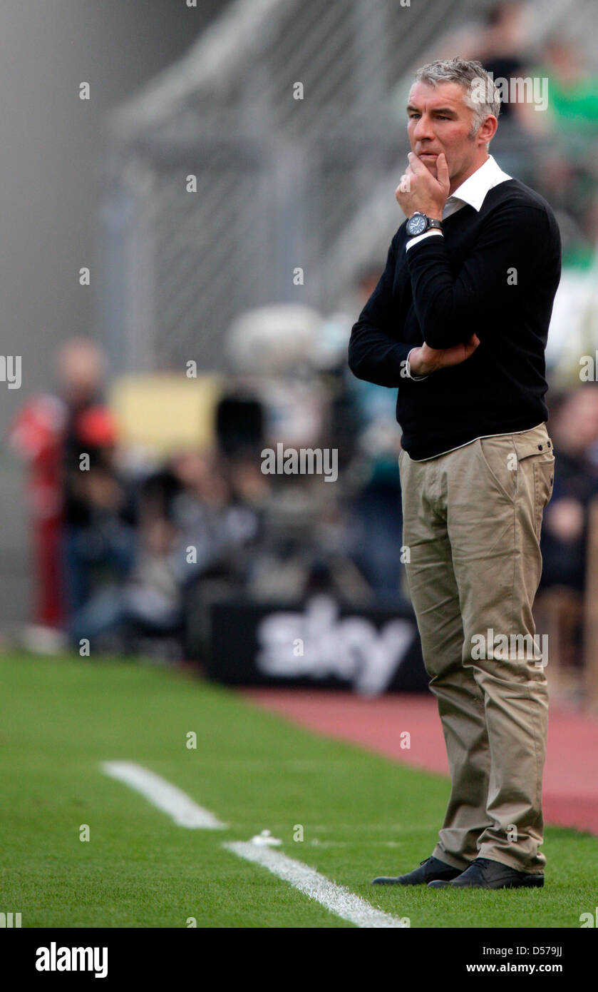 Hanover's head coach Mirko Slomka pictured at the sideline during the