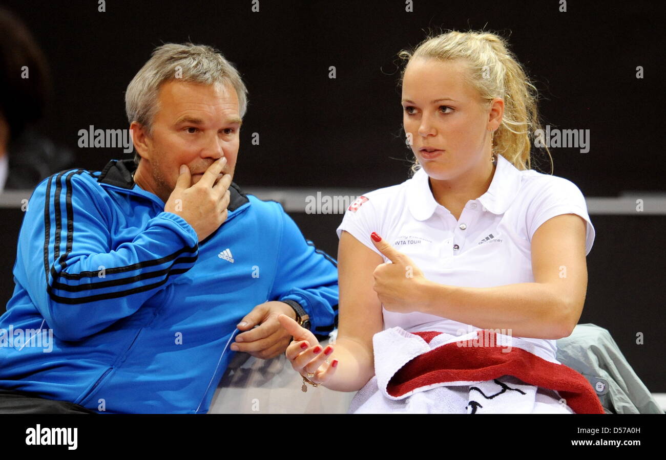 Danish Caroline Wozniacki talks to her father and coach Piotr Wozniacki during the round of the last 16 match against Czech Safarova at the Porsche Tennis Grand Prix WTA tournament at Porsche-Arena in Stuttgart, Germany, 28 April 2010. Photo: BERND WEISSBROD Stock Photo