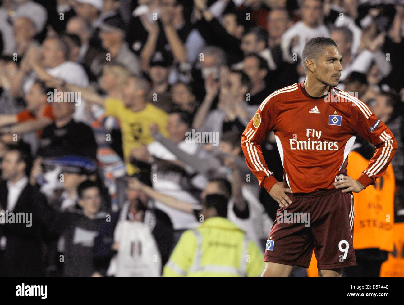 Hamburg's José Paolo Guerrero is disappointed after the UEFA Europa League semi-final second leg match FC Fulham vs SV Hamburg at Craven Cottage stadium in London, Great Britain, 29 April 2010. Fulham won the match 2-1 and moves on to the final. Photo: Fabian Bimmer Stock Photo