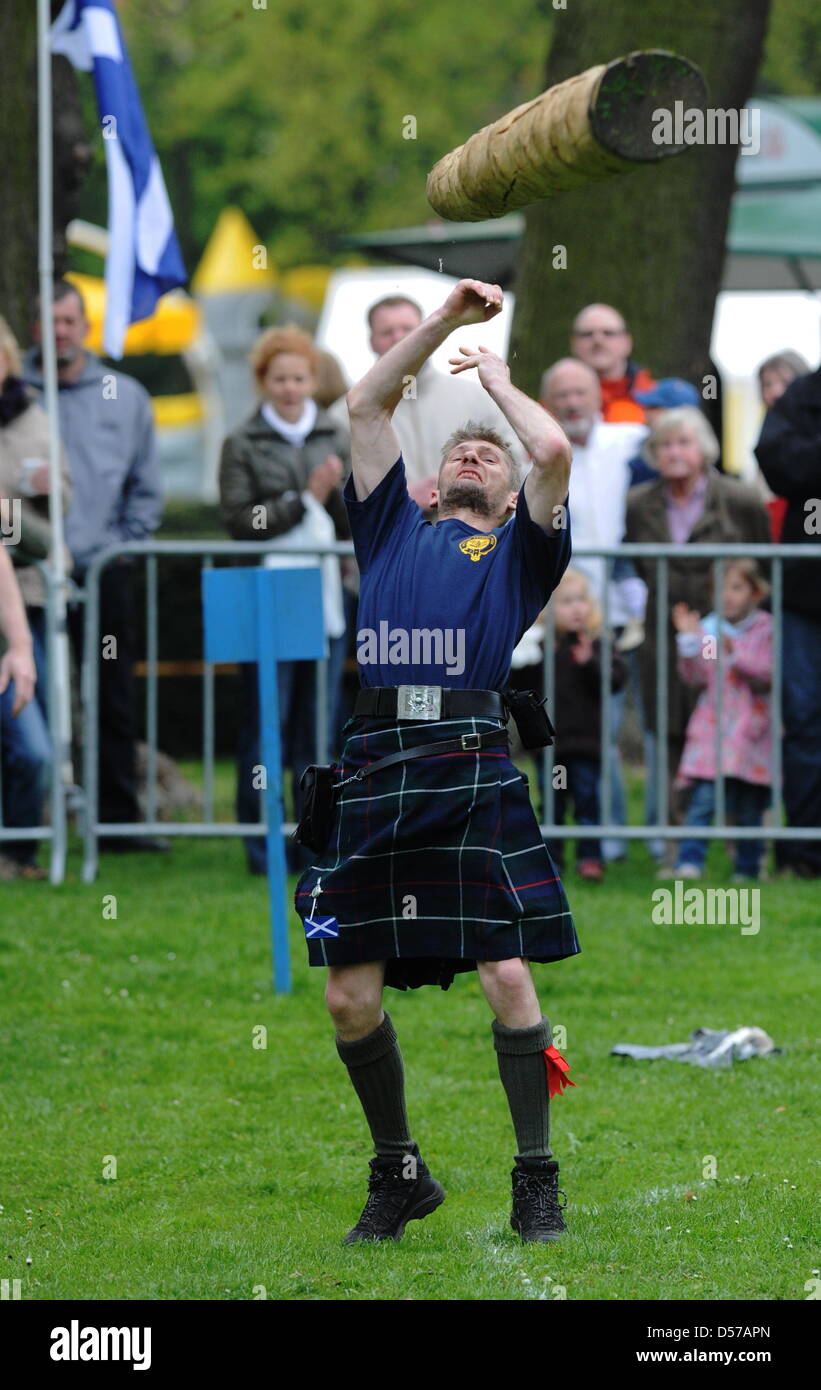 Caber toss hires stock photography and images Alamy