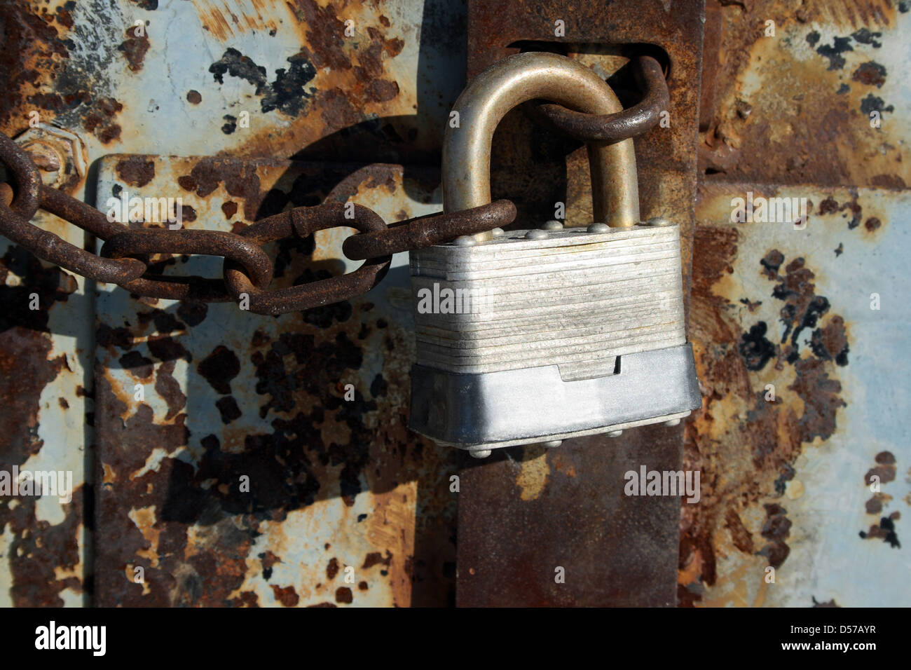 Iron lock and chain on an old rusty door Stock Photo - Alamy