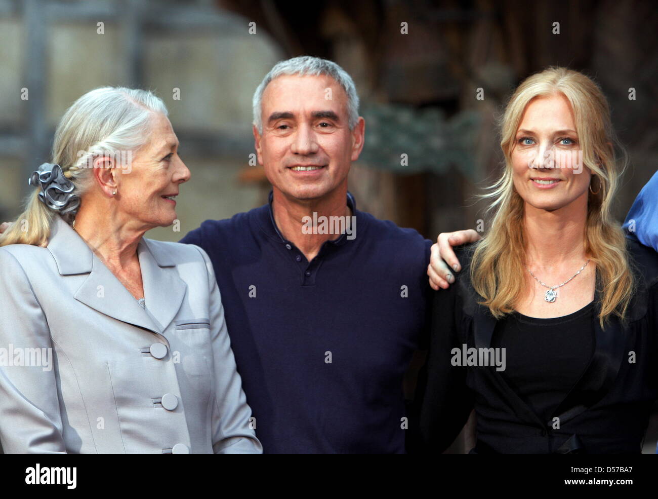 British actresses Vanessa Redgrave (L), Joely Richardson (R) and German director Roland Emmerich (2-L) ahead of a press confernece on the shooting of Emmerich's new film 'Anonympous' in Potsdam, Germany, 29 April 2010. 'Anoymous' deals with the question whether Shakespeare really wrote his plays. Photo: Nestor Bachmann Stock Photo