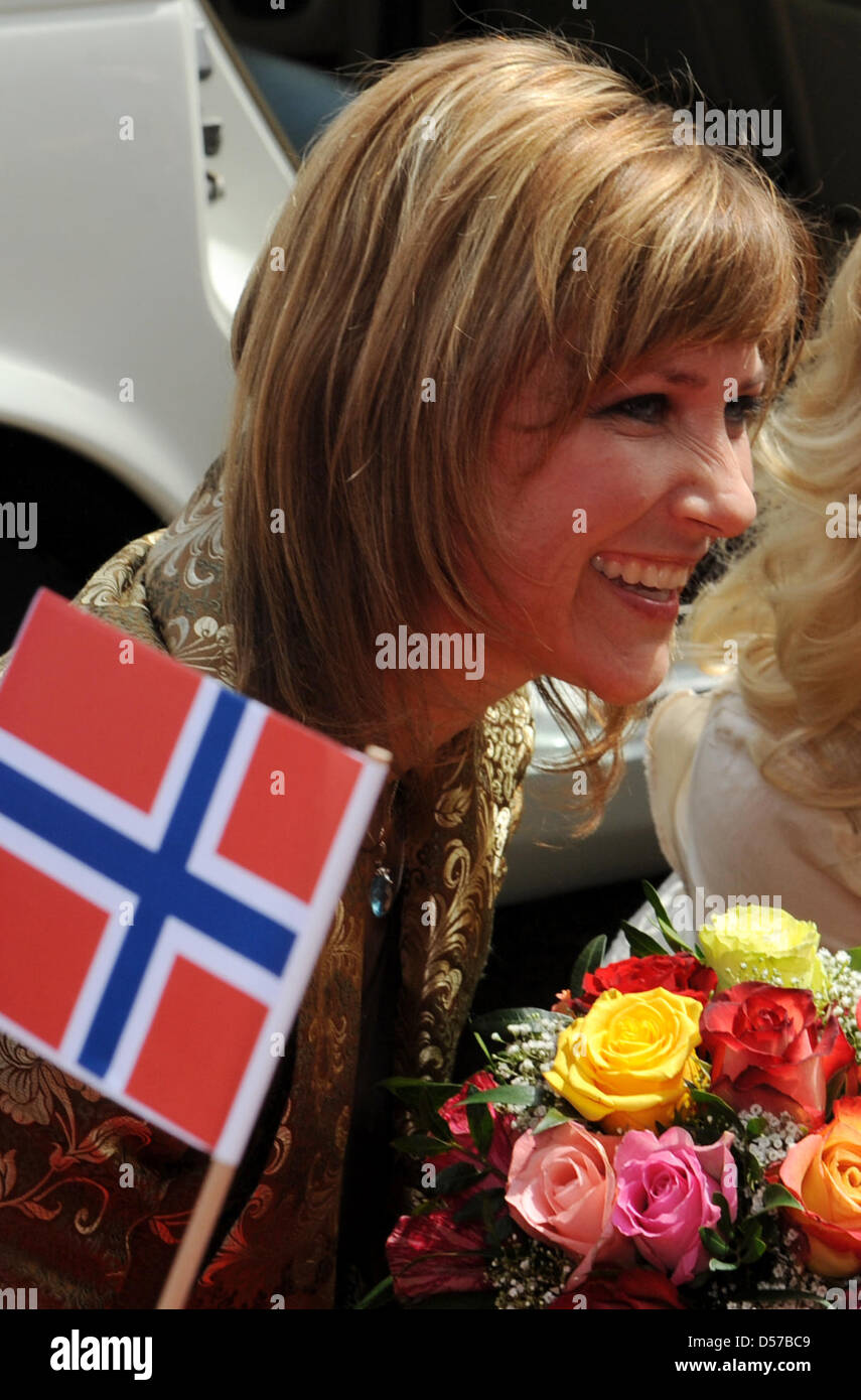 Princess Maertha Louise of Norway (R) arrives at the 'Starvisit' talk show in Offenburg, Germany, 03 May 2010. The talk show is organised by Burda publishing house. Maertha Louise of Norway presented her book 'Schutzengel begleiten Dich' ('Guardian Angels accompany you'). Photo: PATRICK SEEGER Stock Photo