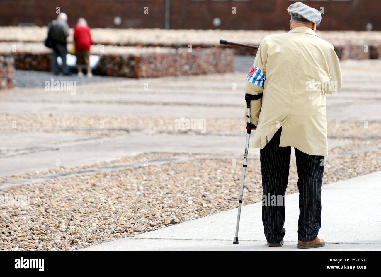 Survivor Zbigniew Foltynski walks over the grounds of the former concentration camp Neuengamme in Hamburg, Germany, 04 May 2010. Survivors recollected their experiences within the scope of the 65th anniversary of the camp's liberation. Photo: MAURIZIO GAMBARINI Stock Photo