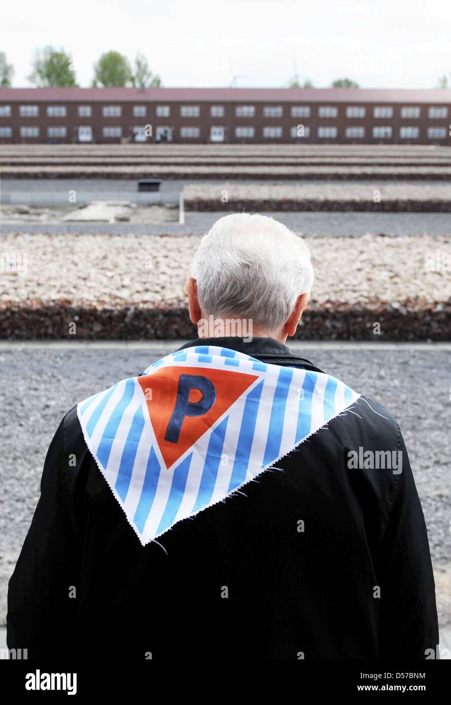 Survivor Stanislav Zalevski walks over the grounds of the former concentration camp Neuengamme in Hamburg, Germany, 04 May 2010. Survivors recollected their experiences within the scope of the 65th anniversary of the camp's liberation. Photo: MAURIZIO GAMBARINI Stock Photo