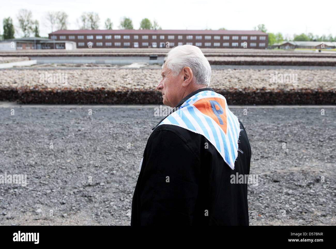 Survivor Stanislav Zalevski walks over the grounds of the former concentration camp Neuengamme in Hamburg, Germany, 04 May 2010. Survivors recollected their experiences within the scope of the 65th anniversary of the camp's liberation. Photo: MAURIZIO GAMBARINI Stock Photo