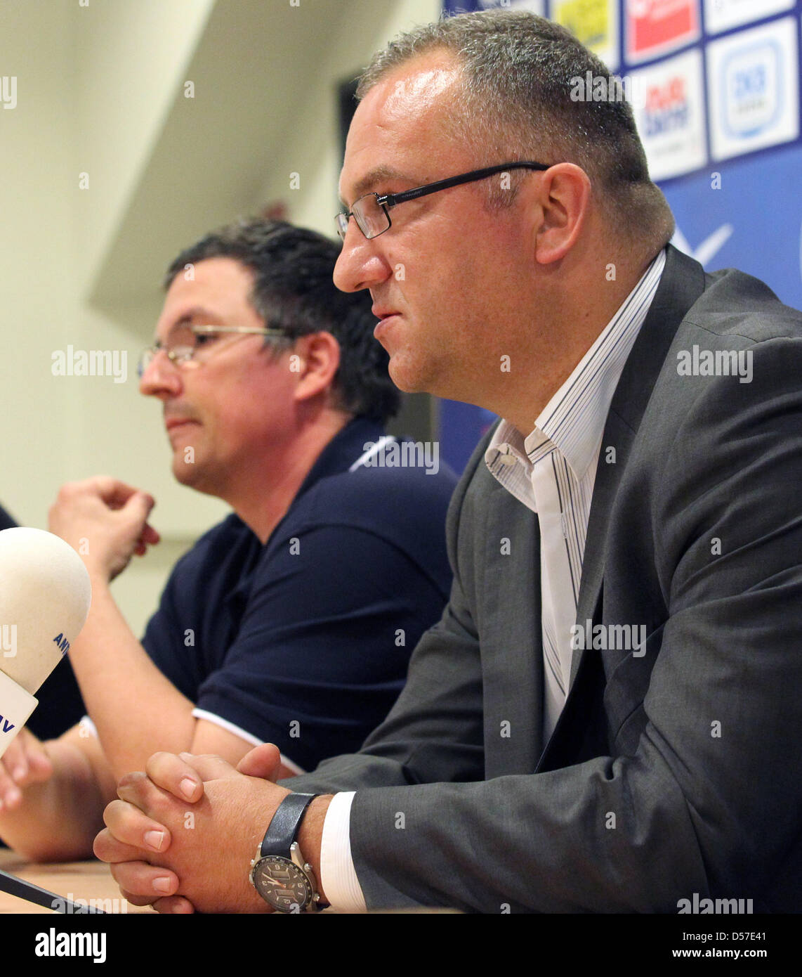 The chairman of German Bundesliga second division soccer club FC Hansa Rostock, Joerg Hempel (R), and the member of the supervisory board Torsten Voelker (L) give a press conference in Rostock, Germany, 10 May 2010. The two apologised for violence by Rostock supporters during the club's away match in Duesseldorf and vowed to increase efforst against violence. Cameramen and policeme Stock Photo