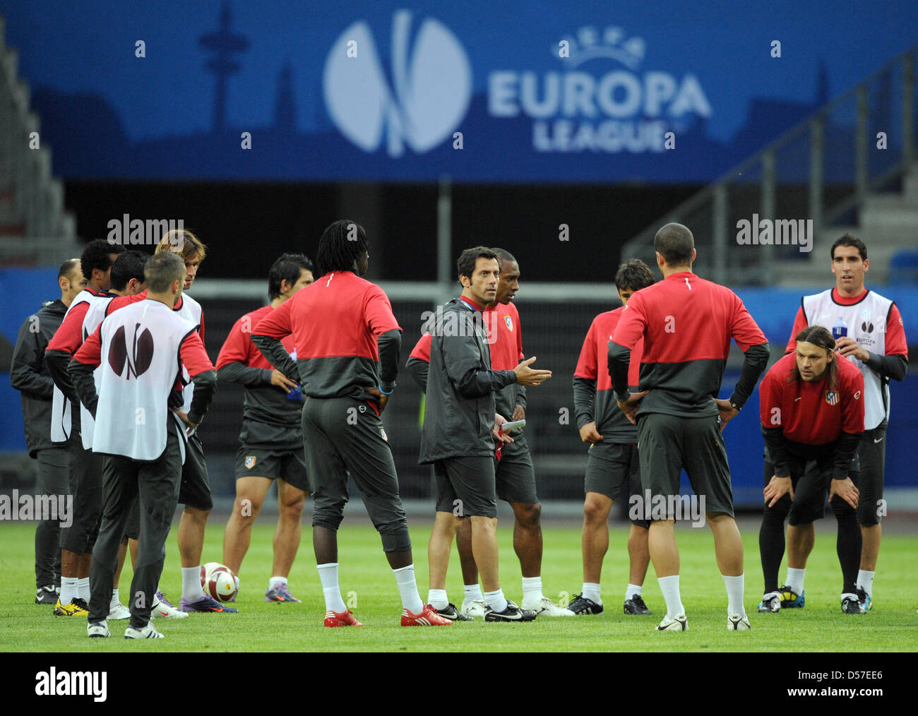 Atletico Madrid's head coach Quique Sanchez Flores (C) talks to his team during the final training session at HSH Nordbank Arena in Hamburg, Germany, 11 May 2010. Spanish side Atletico Madrid will face English side FC Fulham in the UEFA Europa League final in Hamburg on 12 May 2010. Photo: Marcus Brandt Stock Photo