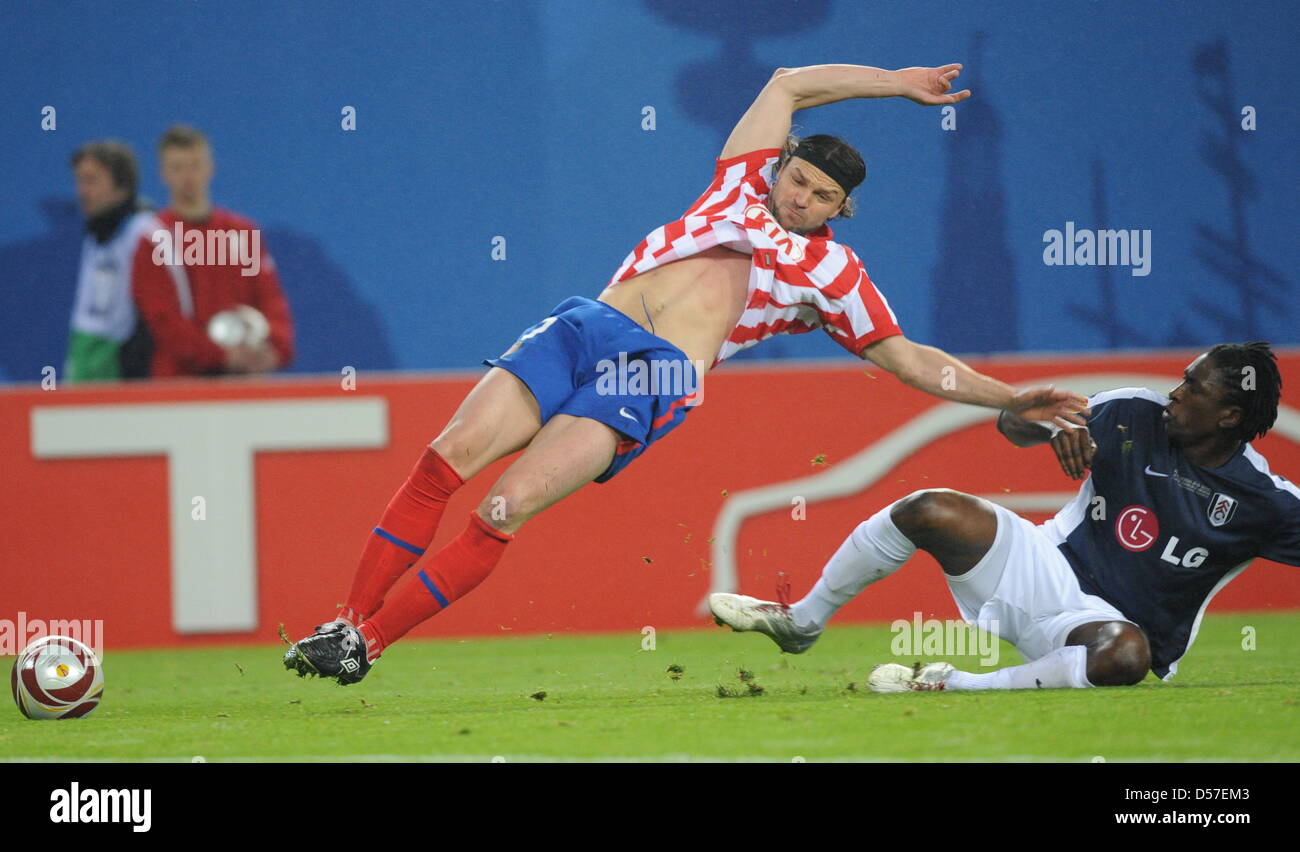 Fulham s Dickson Etuhu R And Atletico Madrid s Tomas Ujfalusi Fight 