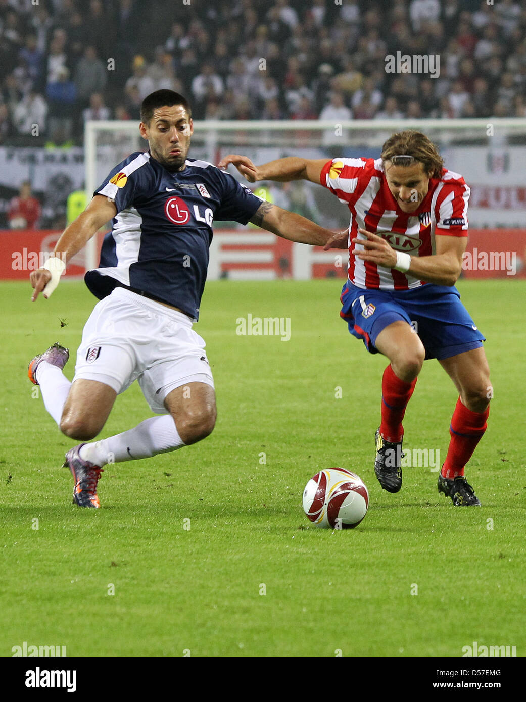 Atletico Madrid's Diego Forlan (R) is tackled by Clint Dempsey (L) of Fulham during the UEFA Europa League final match between FC Fulham and Atletico Madrid at Hamburg Arena, Hamburg, Germany, 12 May 2010. Photo: Kay Nietfeld dpa NO MOBILE DEVICES  +++(c) dpa - Bildfunk+++ Stock Photo
