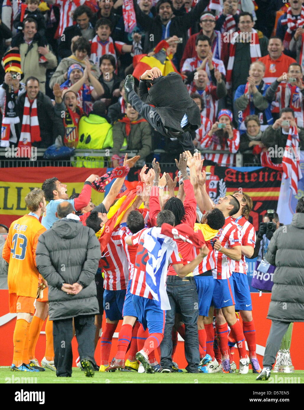 Players of Atletico Madrid celebrate their coach Quique Sanchez Flores fight for the ball during UEFA Europa League final match between FC Fulham and Atletico Madrid at Hamburg Arena, Hamburg, Germany, 12 May 2010. Photo: Marcus Brandt dpa NO MOBILE DEVICES  +++(c) dpa - Bildfunk+++ Stock Photo