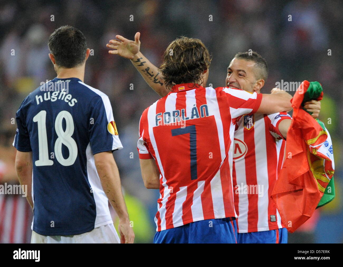 Atletico Madrid s Diego Forlan C And Simao Celebrate At The End Of 