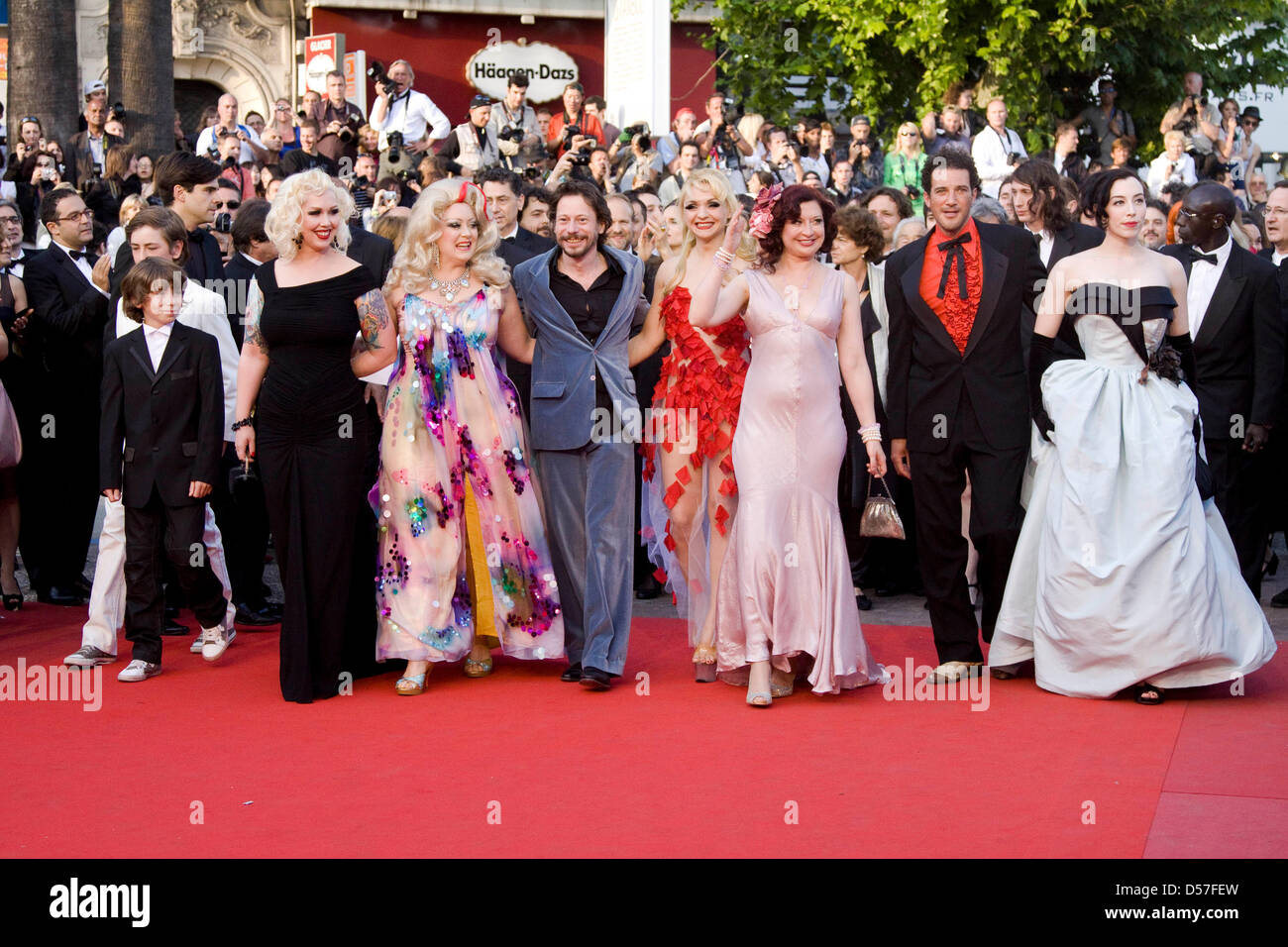 Mimmi Le Meaux (L-R), actress Dirty Martini, actor and director Mathieu Amalric, Julie Atlas Muz, actress Kitten on the Keys, actor Roky Roulette and actress Evie Lovelle attend the premiere of the movie 'Tournee' at the 63rd Cannes Film Festival at the Palais des Festivals in Cannes, France, 13 May 2010. The Cannes Film Festival 2010 runs from 12 to 23 May 2010. Photo: Hubert Boes Stock Photo