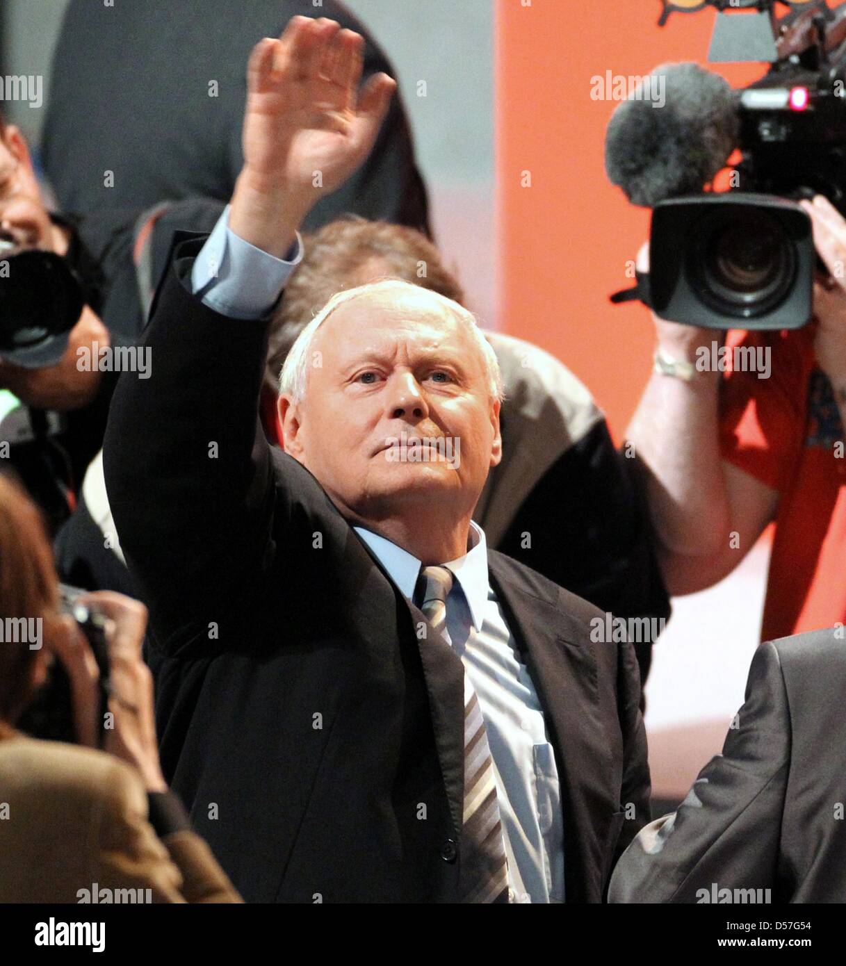 Outgoing joint chairman Oskar Lafontaine waves after his last speech at the federal party congress of The Left party in Rostock, Germany, 15 May 2010. A new party chair, secretary and commissioner for the establishment of the party will be elected. Photo: Bernd Wuestneck Stock Photo