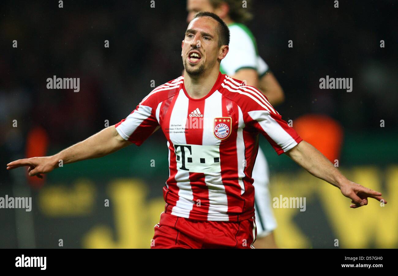 Fußball DFB-Pokal Finale: Werder Bremen - FC Bayern München am Samstag  (15.05.2010) im Olympiastadion in Berlin. Münchens Franck Ribery jubelt  über seinen Treffer zum 3:0. Bayern München gewinnt das deutsche Pokalfinale  gegen