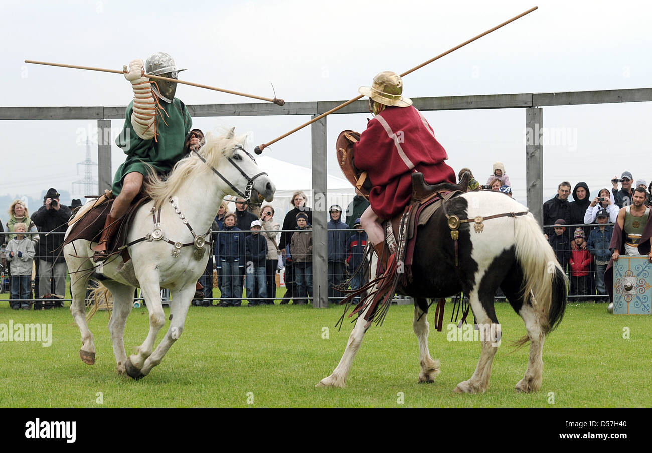 Stunt performers enact a Roman gladiator fight in Kuenzing, Germany, 16 May 2010. Within the scope of the International Museum Day, stunt perfomers demonstrated gladiator fights as they took place 2,000 years ago. Photo: ARMIN WEIGEL Stock Photo