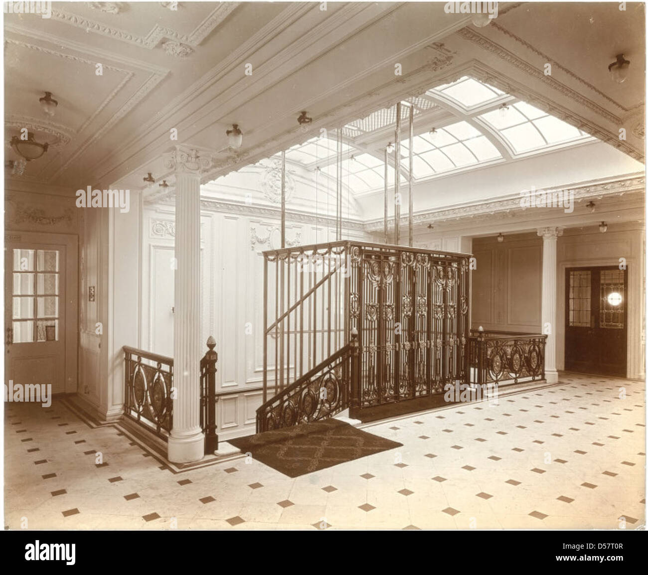 Lusitania interior hi-res stock photography and images - Alamy, image size:1300x1154