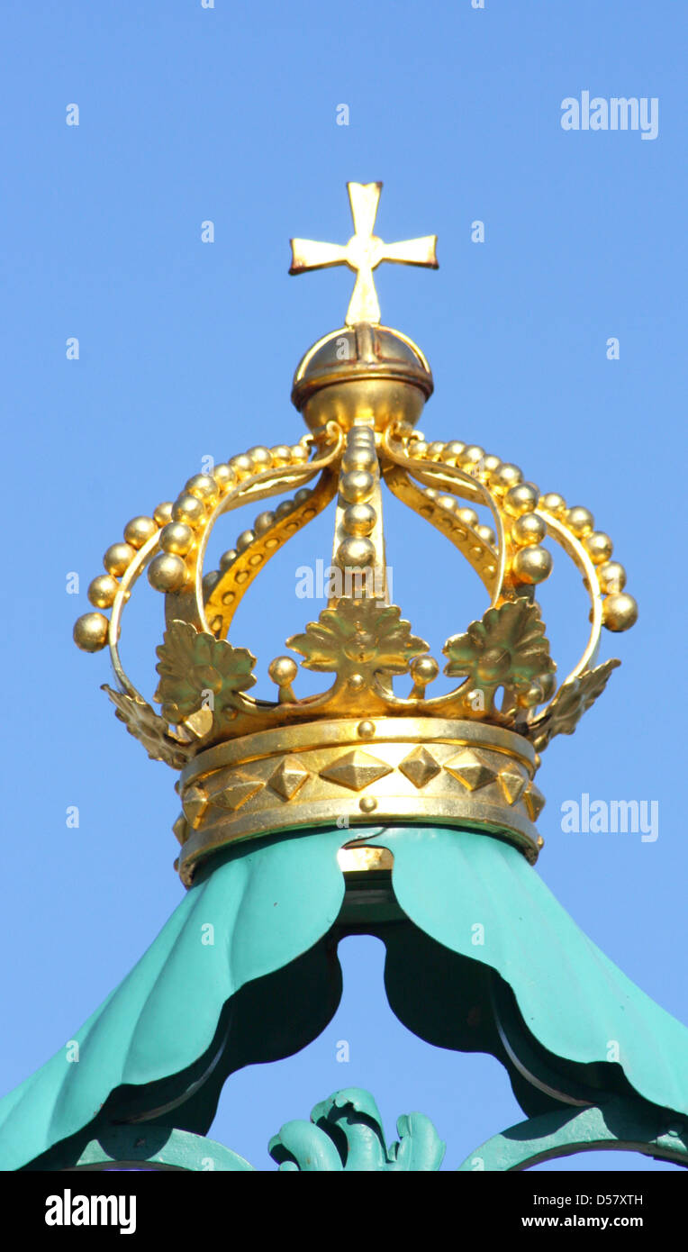 Gold crown historical hi-res stock photography and images - Alamy