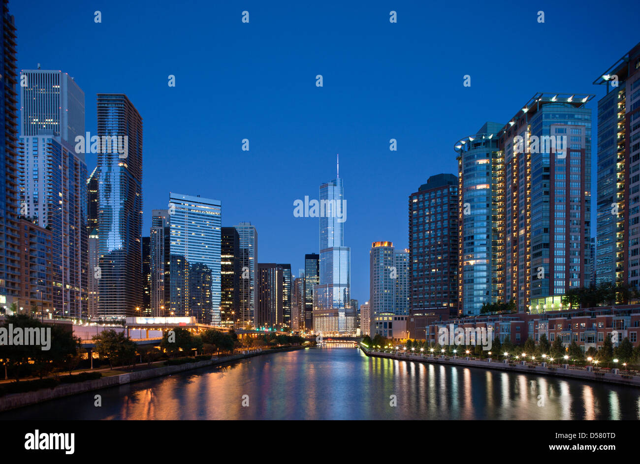 CHICAGO RIVER WALK THE LOOP DOWNTOWN SKYLINE CHICAGO ILLINOIS USA Stock ...